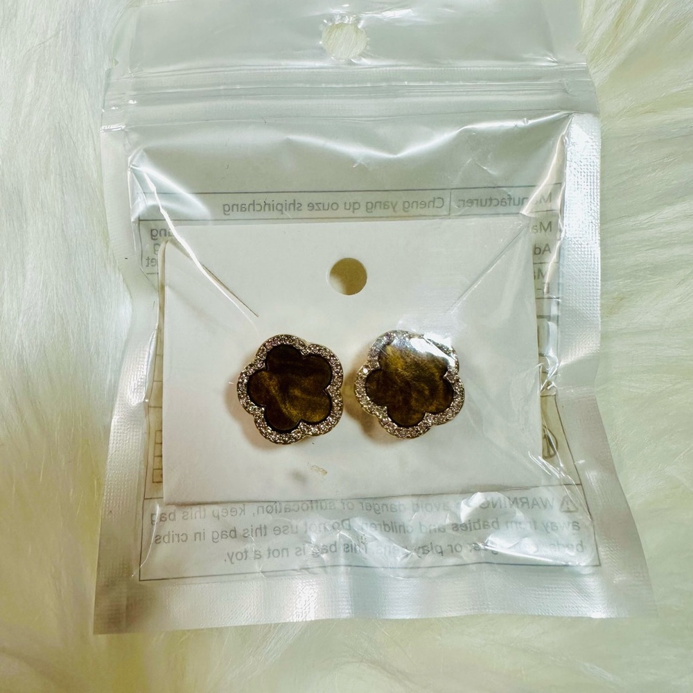 Elegant Silver Flower Earrings - Picture 3 of 3